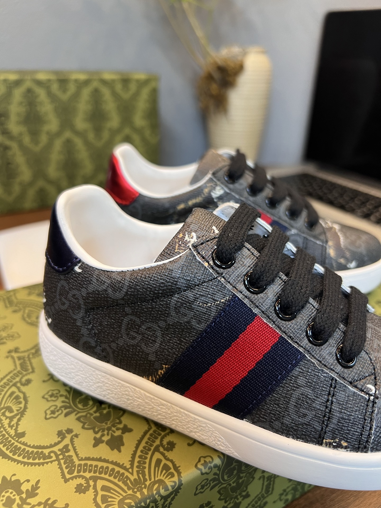 Children's shoes child
